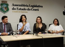 Talvez o que falta ao presidente (Bolsonaro) é conhecimento, diz Manuela d’Ávila no Ceará