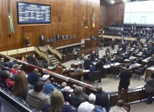 30 deputados que aprovaram reajuste zero para o piso regional do RS são candidatos