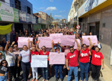 Servidores municipais de Iguatu paralisam atividades e lotam as ruas em protesto