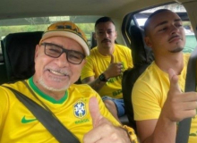 Livre da prisão, Queiroz vai a ato pró-Bolsonaro no Rio
