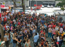 Servidores do Recife paralisam atividades e protestam na prefeitura