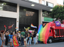 População LGBTQIA+ protesta contra retirada de cores da fachada do CRLGBT