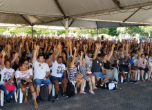 Trabalhadores do serviço público municipal de Florianópolis aprovam greve