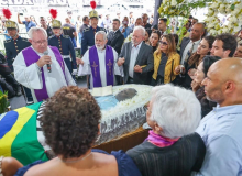 Adeus a Pelé tem a presença de Lula; corpo do Rei é enterrado em Santos