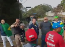 Policial intimida e aponta arma para militantes pró-Lula em Juiz de Fora