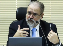 Aras descumpre prazos de processos e paralisa denúncias contra Bolsonaro, diz jornal
