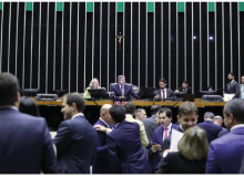 Câmara adia votação sobre o PL das ‘Fake News’, que nenhum lado quer perder