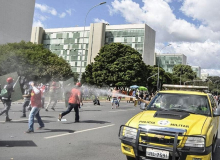 Polícia militar de Brasília ataca marcha por direitos