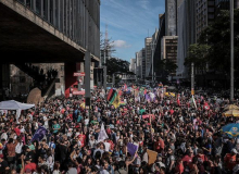 Contra Bolsonaro, milhares de manifestantes vão às ruas do Brasil