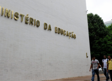 Governo Bolsonaro abandona obras de creches para liberar verba para aliados