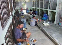 Trabalhadores de terceirizada da prefeitura de Joinville comem no chão de canil