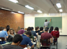 Mais da metade dos municípios declararam descumprir o piso dos professores em 2016