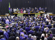 Lira é reeleito com 464 votos na Câmara e fala em 'pacto' com o governo