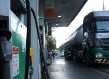 Donos de transportadoras param entregas de combustíveis contra altos preços