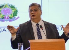 Ministro Flávio Dino afirma que armas não recadastradas poderão ser apreendidas