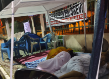Professores de Maracanaú dormem na rua em busca de diálogo com o prefeito