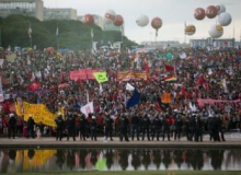 PEC da Maldade passa em 1º turno no Senado sob protestos