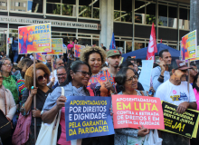 Professores aposentados de MG fazem dia de luta pela paridade salarial, nesta quarta