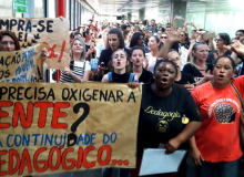 Professores municipais de Criciúma ocupam prefeitura para exigir concurso público