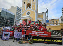 Ato em Florianópolis reúne mística, música e cultura para defender a democracia