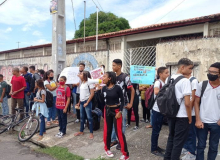 Estudantes do C.E. Min. Petrônio Portela denunciam falta de professor e merendeira