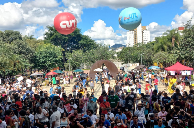 Servidores estaduais: o meio da pirâmide salarial que sofre com congelamentos