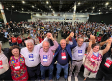 Dirigentes sindicais fazem ato contra o candidato de extrema direita da Argentina