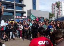Greve: professores de São Leopoldo (RS) acampam na Prefeitura e exigem reajuste salarial