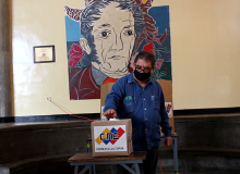 Em votação tranquila, venezuelanos escolhem governos estaduais e municipais