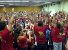 Assembleia com 1.500 professores aprova greve em Maracanaú