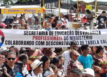 Magistério de Barbalha (CE) protesta em festejo junino