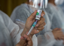 Infectologista diz que é crime fake news contra vacinas. “Todas são seguras”, afirma