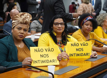 Parlamentares fazem ato contra processo de cassação das deputadas do PT e PSOL