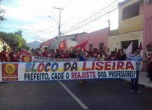 Em clima de Carnaval, professores de Maracanaú protestam por reajuste salarial