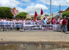 Servidores de Icó voltam às ruas e fazem protesto por cumprimento de direitos básicos