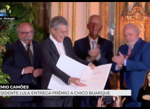 Chico Buarque recebe prêmio Camões e agradece Bolsonaro por não “sujar” a homenagem