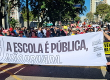 Professores entram em greve após governo autorizar privatização de escolas no Paraná