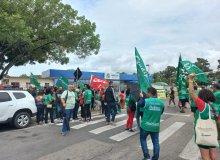 Professores/as ocupam ruas de Aracaju em marcha pelo pagamento do piso na carreira