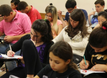 Maioria da população é a favor de discutir política nas escolas, diz pesquisa