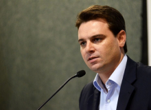 Sem negociar com servidores, prefeito de Florianópolis prejudica população