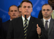 Bolsonaro veta reajuste a servidores, mas antes editou MP's para favorecer policiais