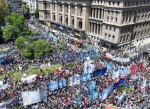 Centrais sindicais fazem protesto massivo contra Milei na Argentina