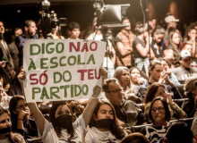 Manifestações marcam audiência pública sobre Escola com Partido no Paraná