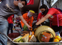 MST e Sindipetro doam 15 toneladas de alimentos e 520 botijões de gás em Curitiba