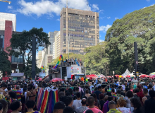 Parada do Orgulho LGBT+ sai às ruas cobrando acesso à assistência social