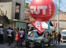 Mais feijão, menos fuzil. Distribuição de duas toneladas de feijão no Bairro Concórdia, em Belo Horizonte - Fotos Rogério Hilário